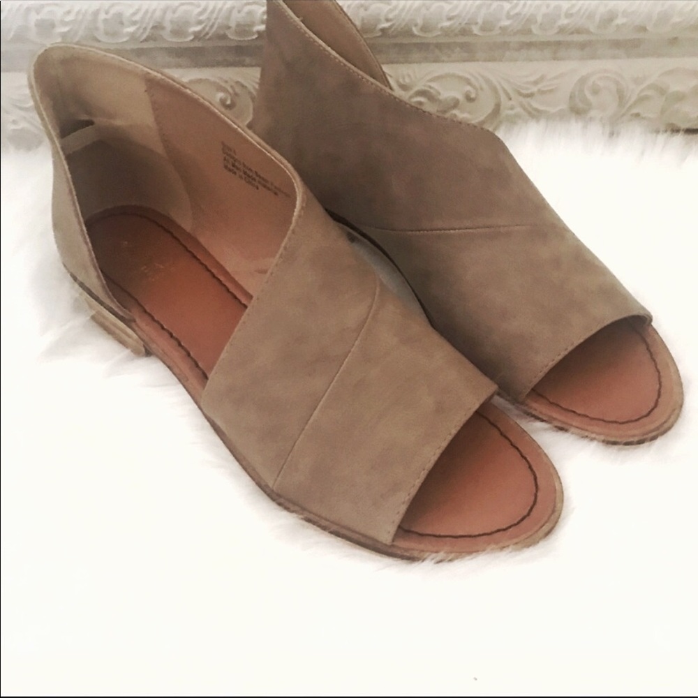 Shank Cut Flat Loafer - Picture 5 of 7